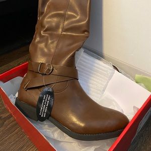 Super cute brown boots!